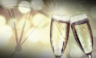 Silvester mit Sektgläsern und Uhr