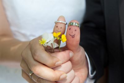lustiges Hochzeitspaar mit bemalten Daumen lustiges Hochzeitspaar