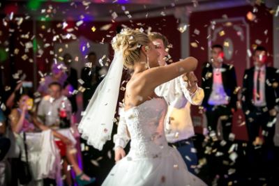 tanzende Braut bei der Hochzeitsfeier Hochzeitsparty